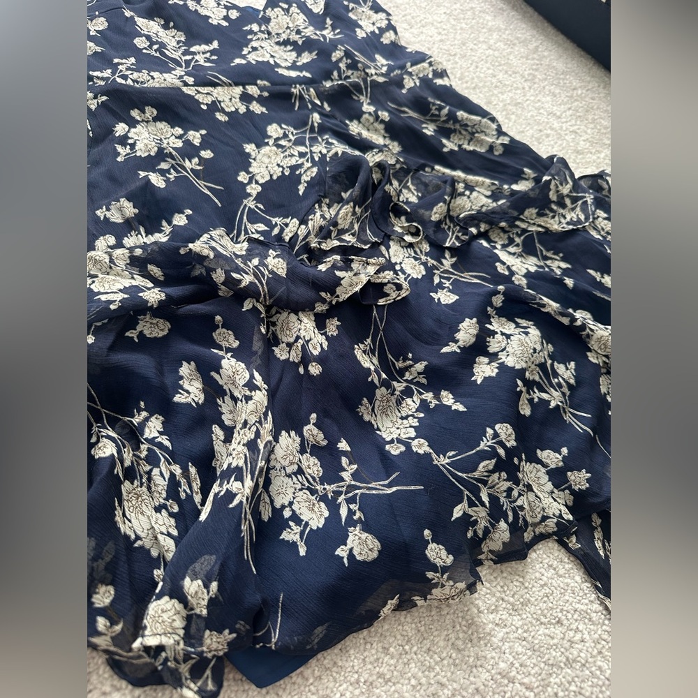 NWT - Saints + Secrets Navy Floral Ruffle Top - Large - READ Defect Right Strap - Picture 3 of 7